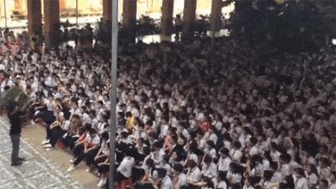 Cầm mic trổ tài hát hò xuất sắc, thầy giáo trẻ khiến cả trăm học sinh đồng thanh hát theo-1