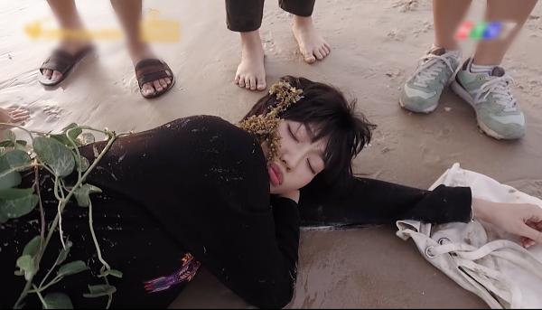 Diệu Nhi say xỉn đến mức ngủ quên ngoài bãi biển bị người dân chụp hình chế giễu-8