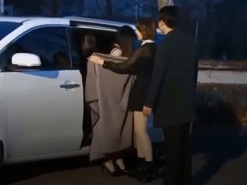 Sao Kpop và những màn che chắn giúp đồng nghiệp thoát cảnh hớ hênh