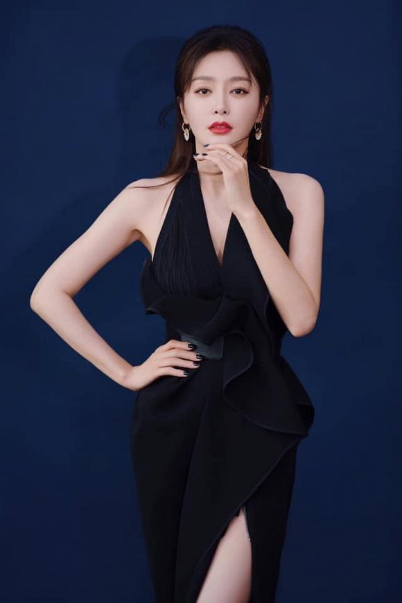 Phú Sát Hoàng hậu Tần Lam tự tin lộ chân thon, khoe lưng trần sau tin đồn hẹn hò trai trẻ-5