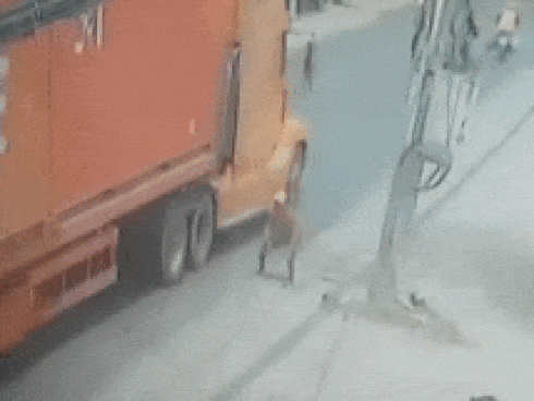 CLIP SỐC: Người đàn ông cố tình lao đầu vào bánh xe tải và cái kết không tưởng-1