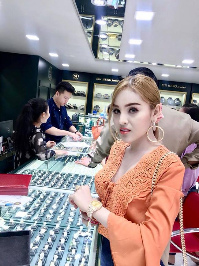 Diễn viên Campuchia đổi đời thành đại gia sau 2 năm bị cấm diễn vì mặc hở-8