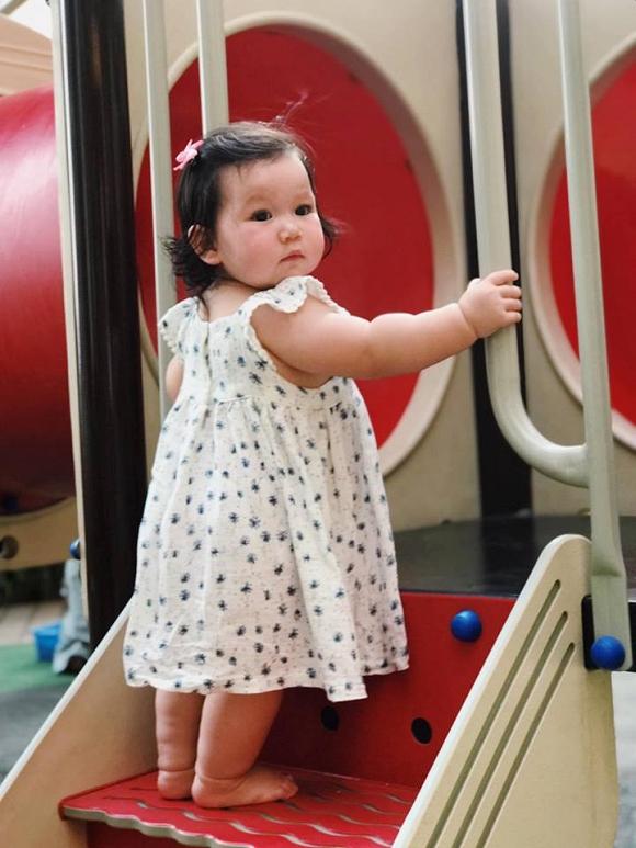 Ái nữ lai nhà siêu mẫu Hà Anh khiến dân mạng thích mê với loạt biểu cảm cưng muốn xỉu-13