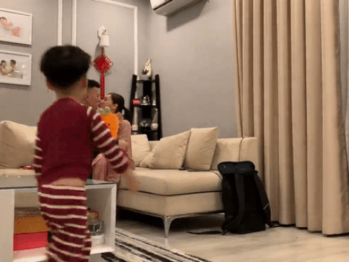 Bị con trai giành mất vợ, ông xã Lưu Đê Li bất lực vừa đánh vừa mắng quý tử: 'Vô duyên, kỳ đà cản mũi'