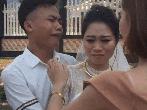 Chị gái lấy chồng, nam thanh niên chạy theo khóc nức nở khiến người xung quanh cũng không cầm được nước mắt