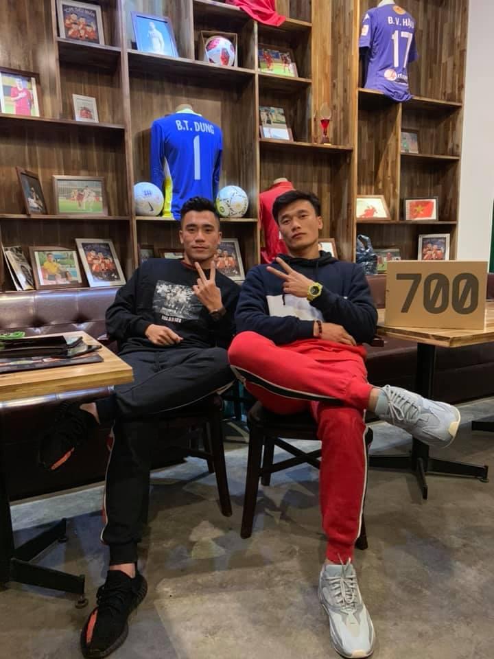 Banh cúc áo đến lộ cả vòng 1, Bà Tưng khiến cánh mày râu không ngừng lên tiếng nhắc nhở-2