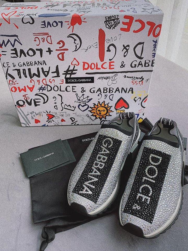 Banh cúc áo đến lộ cả vòng 1, Bà Tưng khiến cánh mày râu không ngừng lên tiếng nhắc nhở-4