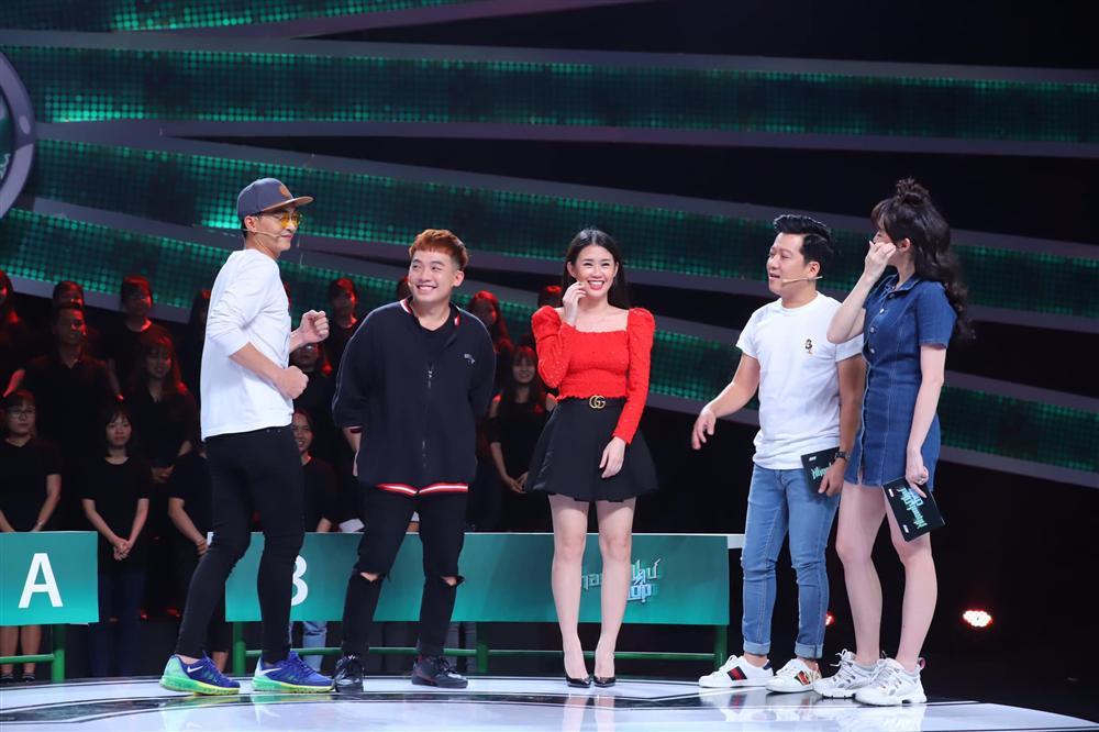 Banh cúc áo đến lộ cả vòng 1, Bà Tưng khiến cánh mày râu không ngừng lên tiếng nhắc nhở-8