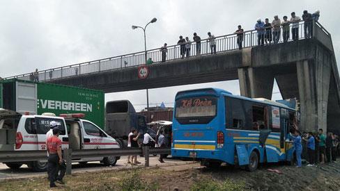 Hải Dương: Xe khách lao qua dải phân cách đâm vào gầm cầu vượt, hai người mắc kẹt phải truyền nước ngay trên ca bin-1