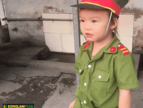 Cô gái lái xe phân khối lớn bị ném đá vì lạng lách trên đường-4