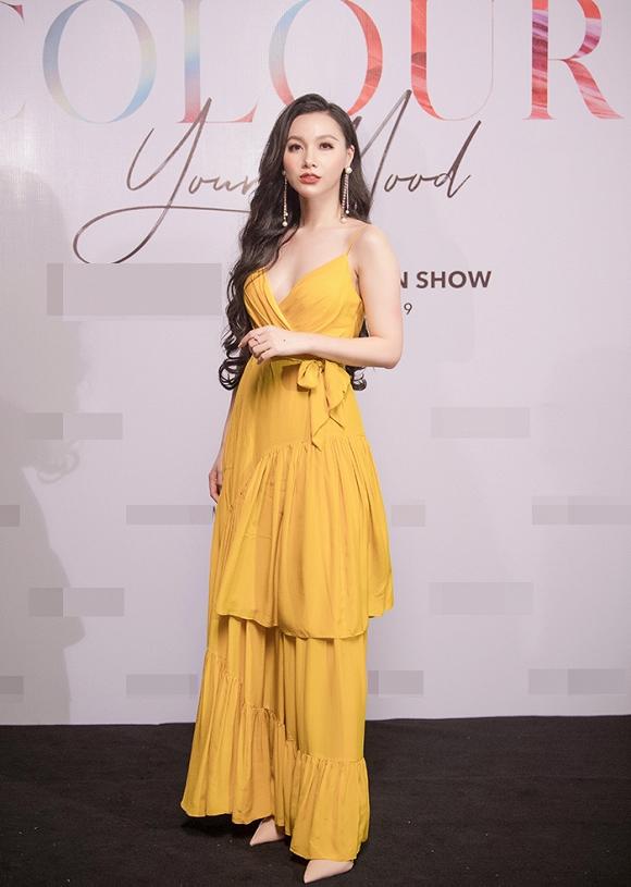 SAO MẶC ĐẸP: Diện đầm xuyên thấu, Hồ Ngọc Hà gây thổn thức - Hương Giang chơi chiêu đánh đâu thắng đấy với cách pose dáng quen thuộc-8