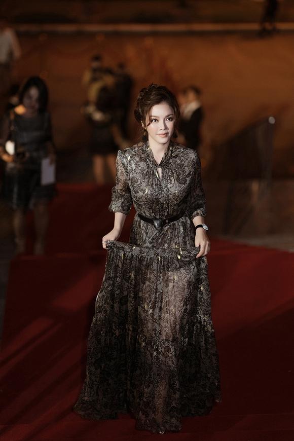 SAO MẶC ĐẸP: Diện đầm xuyên thấu, Hồ Ngọc Hà gây thổn thức - Hương Giang chơi chiêu đánh đâu thắng đấy với cách pose dáng quen thuộc-11