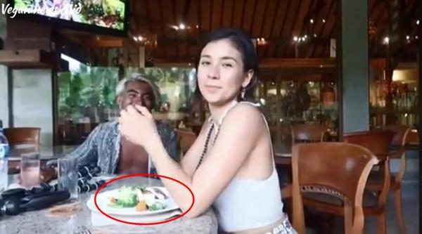 Nữ blogger chuyên ăn chay bị tố lừa hàng triệu fan khi lộ cảnh ăn cá-1