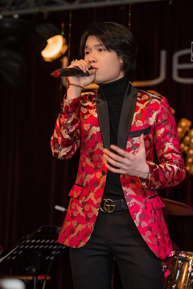 Có ai ngờ diễn viên hài Quang Trung lại sở hữu giọng hát ngọt chẳng kém cạnh ca sĩ chuyên nghiệp-1