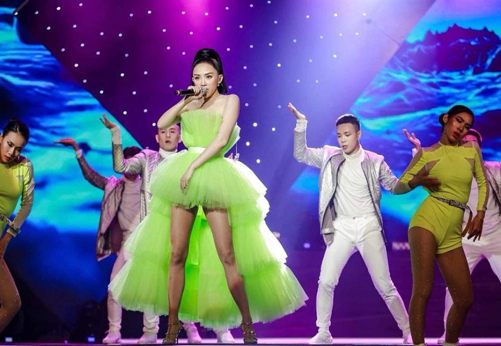 Đông Nhi mặc tương tự Tóc Tiên nhưng fan lại phũ phàng: Chắc tôi mù nên không thấy đẹp chỗ nào-5