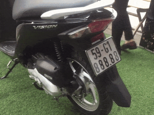 Mệnh danh 'đại gia đeo nhiều vàng nhất Việt Nam' có khác, chiếc xe bình dân nhất của Phúc XO cũng có giá bán 200 triệu đồng