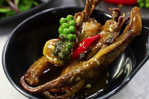 Clip: Hướng dẫn nấu món lưỡi vịt sapo giòn, ngon đậm đà-1