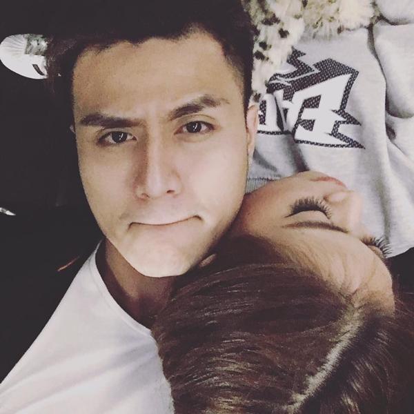 Vĩnh Thụy tình tứ ôm cô gái giấu mặt, fans thi nhau đặt cược đó là Hoàng Thùy Linh nhưng rất tiếc đã sai-6