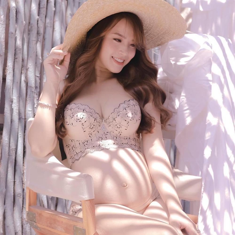 Hoa hậu Phạm Hương khoe khoảnh khắc tắm bồn sexy đến nghẹt thở-6
