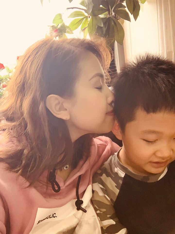 Hoa hậu Phạm Hương khoe khoảnh khắc tắm bồn sexy đến nghẹt thở-11