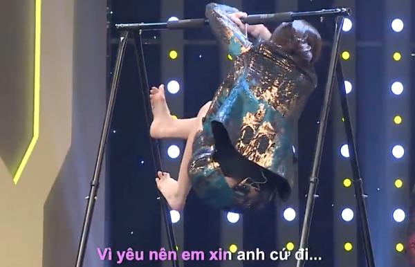 Hari Won vừa đu xà vừa hát khiến Trường Giang mắt tròn mắt dẹt vì hoảng, còn khán giả cười muốn vỡ trường quay-3