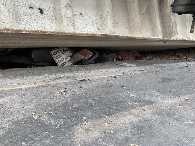 3 mẹ con, bà cháu tử vong khi thùng xe đầu kéo đổ đè trúng-2