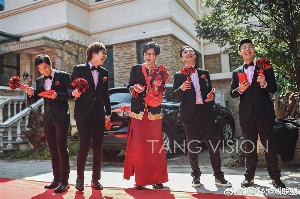 Cô dâu - chú rể số hưởng: Vừa được thiếu gia đình đám đích thân làm phù rể lại nhận quà cưới là siêu xe Rolls-Royce-3