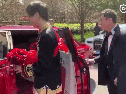 Cô dâu - chú rể số hưởng: Vừa được thiếu gia đình đám đích thân làm phù rể lại nhận quà cưới là siêu xe Rolls-Royce