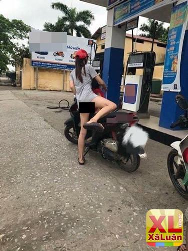 Sốc với hình ảnh cô gái mặc quần như không mặc phi như bay trên đường-6