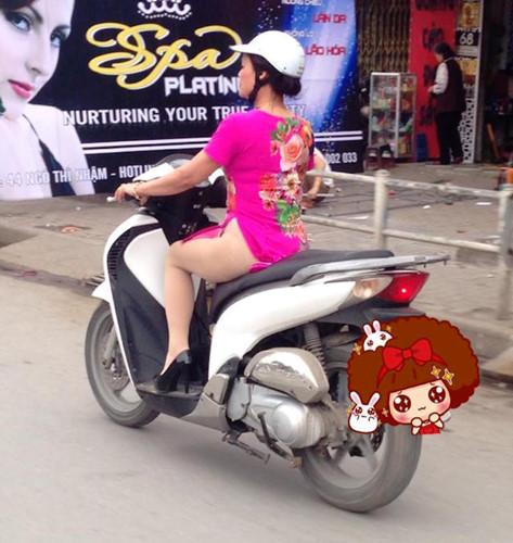 Sốc với hình ảnh cô gái mặc quần như không mặc phi như bay trên đường-7