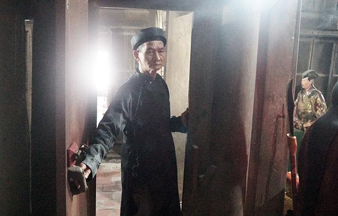 Kỳ lạ 2 pho tượng biết đứng lên, ngồi xuống trong ngôi miếu cổ hơn 700 tuổi-4