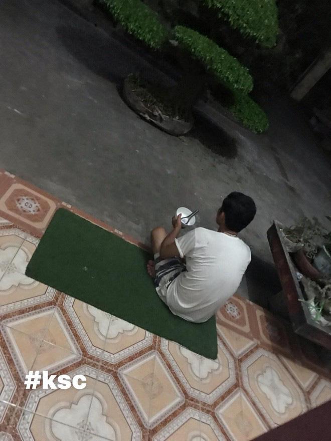 Người đàn ông cầm bát cơm, ngồi suốt 3 tiếng ngắm 2 chậu cây và giao kèo thú vị với vợ-2