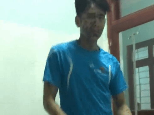 Clip lạc quan hết sức: Bị thủy đậu đầy mặt, nam thanh niên vẫn quẩy cực sung để tự... cứu lấy mình