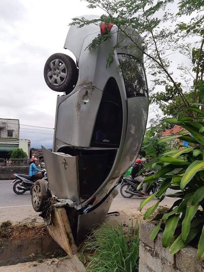 Ô tô LÀM XIẾC ‘trồng cây chuối’ trên vỉa hè khiến ai cũng... sốc!-1