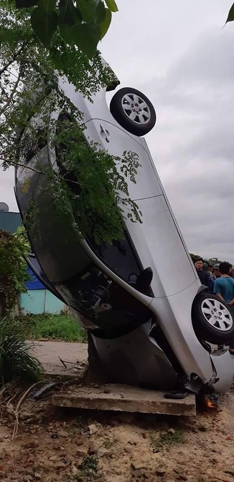 Ô tô LÀM XIẾC ‘trồng cây chuối’ trên vỉa hè khiến ai cũng... sốc!-2