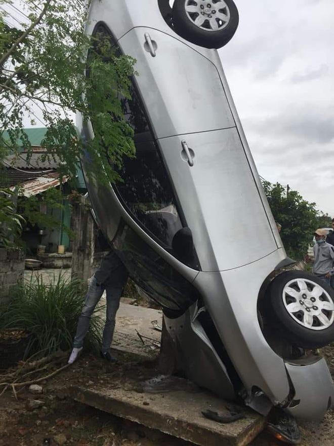 Ô tô LÀM XIẾC ‘trồng cây chuối’ trên vỉa hè khiến ai cũng... sốc!-3