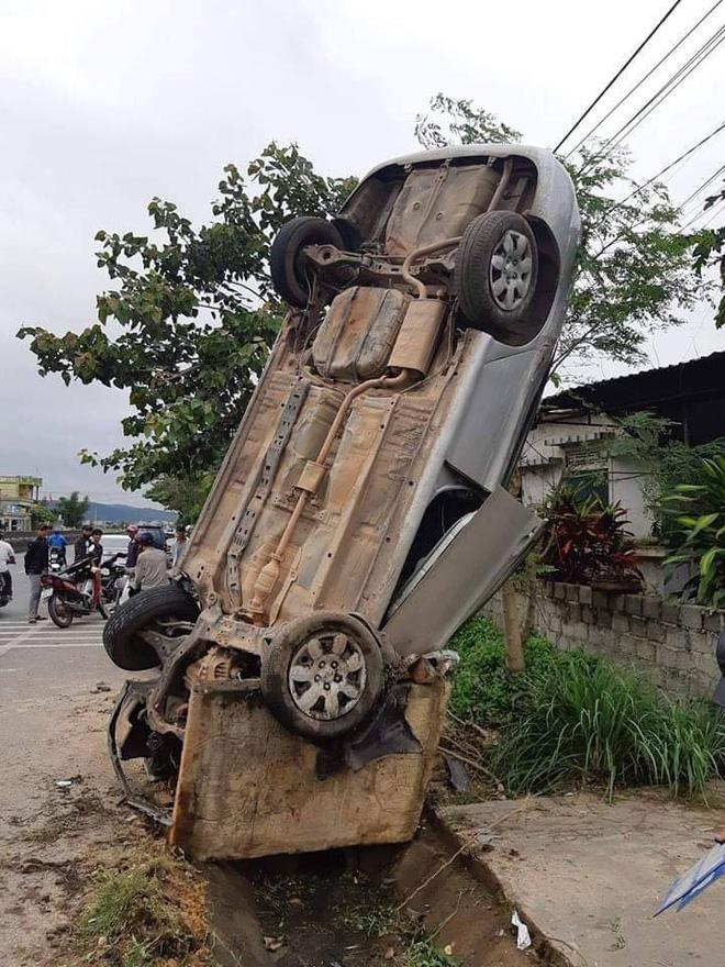 Ô tô LÀM XIẾC ‘trồng cây chuối’ trên vỉa hè khiến ai cũng... sốc!-5