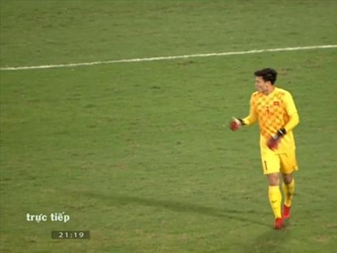 Xử lý bóng vụng về, thủ môn Bùi Tiến Dũng khiến CĐV nhiều phen 'thót tim'