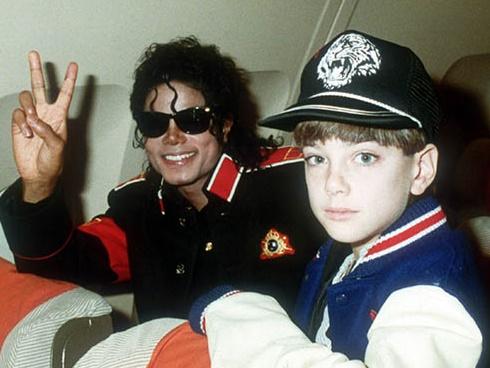 Giải mã bí ẩn phía sau động tác nhảy nghiêng 45 độ của Michael Jackson