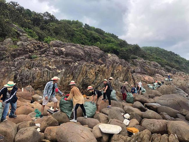 Hết vía với loại rác thải nghi là đồ chơi nhạy cảm nhóm bạn trẻ thu được ở biển Đà Nẵng-3