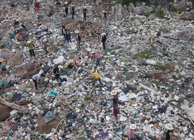 Hết vía với loại rác thải nghi là đồ chơi nhạy cảm nhóm bạn trẻ thu được ở biển Đà Nẵng-4