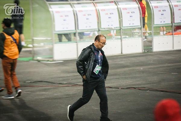 Không ăn mừng cùng học trò sau chiến thắng, HLV Park cúi gằm mặt, một mình đi vào bên trong-1