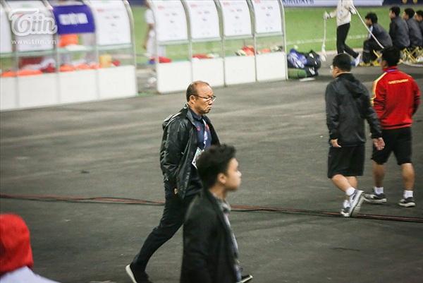 Không ăn mừng cùng học trò sau chiến thắng, HLV Park cúi gằm mặt, một mình đi vào bên trong-2