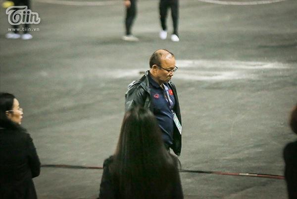 Không ăn mừng cùng học trò sau chiến thắng, HLV Park cúi gằm mặt, một mình đi vào bên trong-3