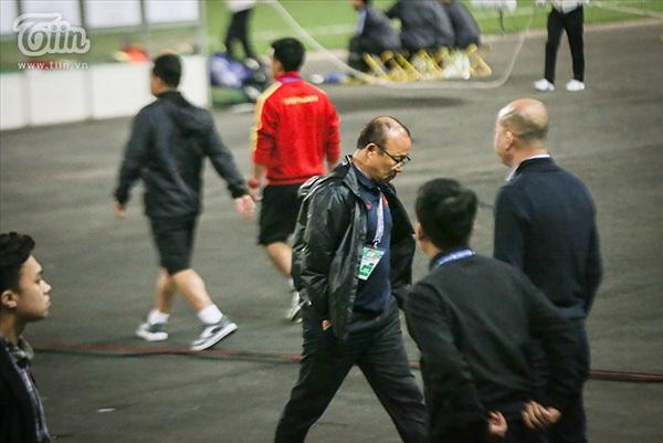 Không ăn mừng cùng học trò sau chiến thắng, HLV Park cúi gằm mặt, một mình đi vào bên trong-4