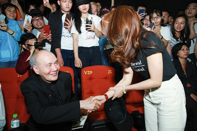 Mỹ Tâm cười tít mắt khi thấy nhạc sĩ Vũ Thành An đi xem Chị Trợ Lý Của Anh-4