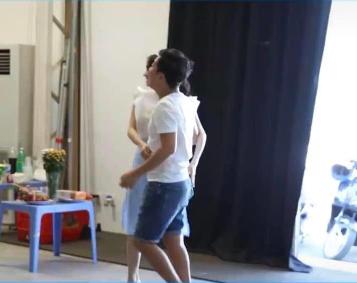 Lộ ảnh Nhã Phương - Trường Giang quấn quýt như đôi sam phía sau hậu trường-1