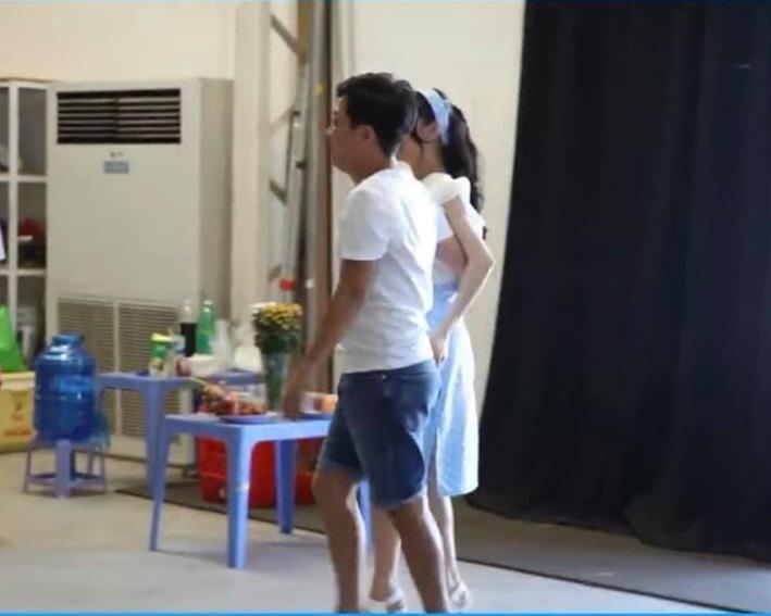 Lộ ảnh Nhã Phương - Trường Giang quấn quýt như đôi sam phía sau hậu trường-2