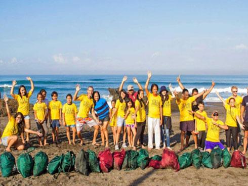 Sự thay đổi kỳ diệu của biển Bali trước và sau khi được dọn rác