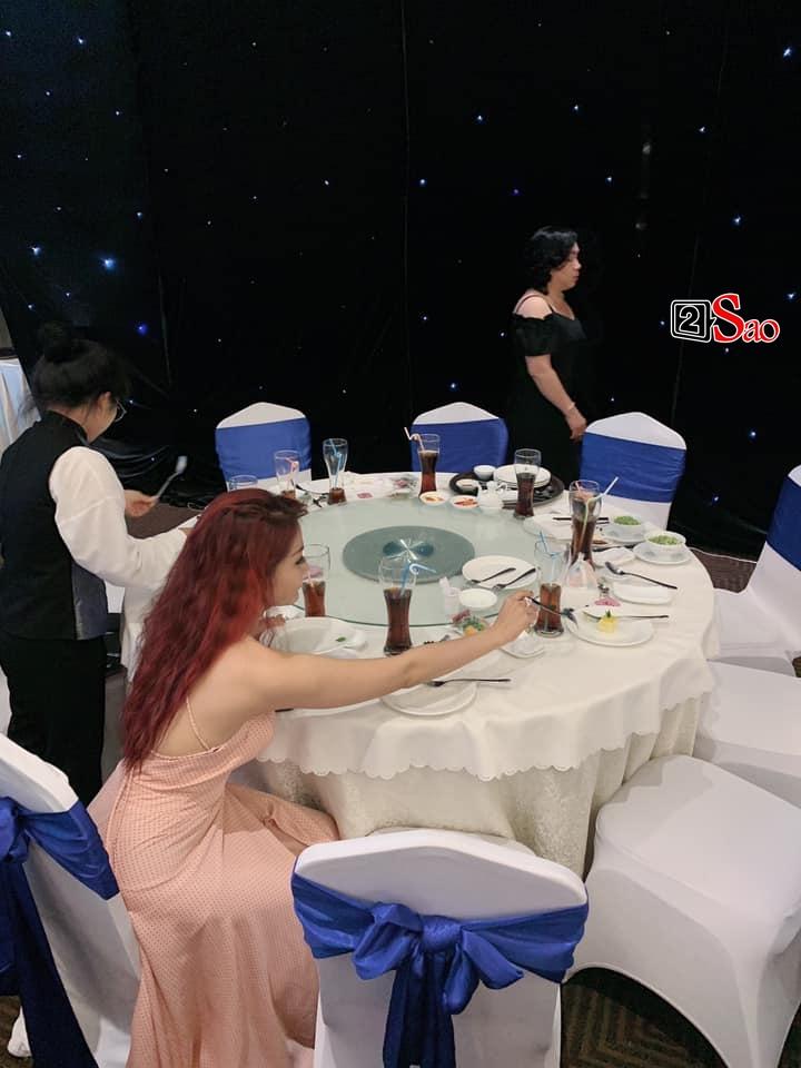 Đi dự đám cưới mà ăn lấy ăn để như bị bỏ đói 3 năm, Khả Như bị cả làng hài nhảy vào dội bom vì kém duyên-4